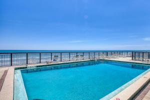 ニュー・スマーナ・ビーチにあるCoastal Paradise - Amazing Ocean Views! Pool - Walk to Shopping and Dining - OT302の海を背景にしたプール