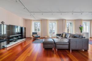 Montreux Grand Rue - Swiss Hotel Apartments的电视和/或娱乐中心