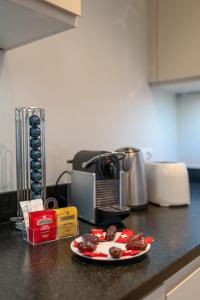 Montreux Grand Rue - Swiss Hotel Apartments的厨房或小厨房