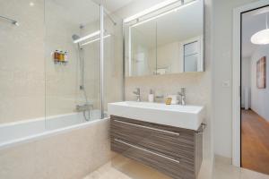 Montreux Grand Rue - Swiss Hotel Apartments的一间浴室