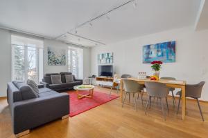 蒙特勒Montreux Grand Rue - Swiss Hotel Apartments的带沙发和桌子的客厅