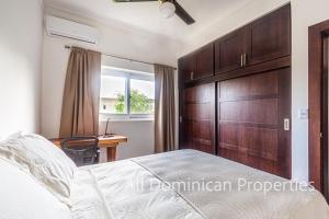 een slaapkamer met een bed, een bureau en een raam bij Villas Santa Fe in Sosúa +28 foto's