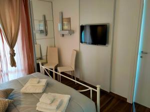 a room with a bed and a tv and a mirror at I Picarielli in Salerno