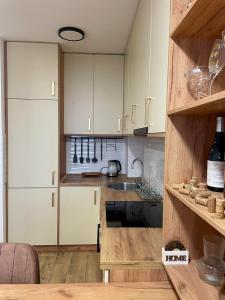 Una cocina o zona de cocina en Wine story