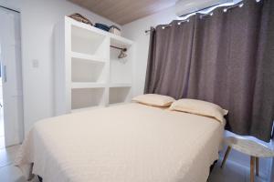 Кровать или кровати в номере Modern Couple Apartment Near Marino Ballena +17 фотографий