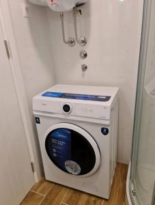 ヤゴディナにあるBeril lux apartmanの小さな部屋に洗濯機と乾燥機があります。