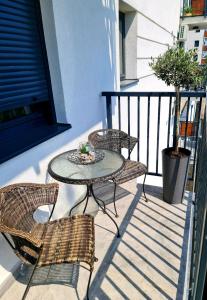 ヤゴディナにあるBeril lux apartmanのバルコニーにテーブルと椅子が置かれたパティオ