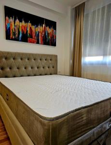 ヤゴディナにあるBeril lux apartmanのマットレスバイザーバイザーバイザー付きのベッドルームのベッド1台