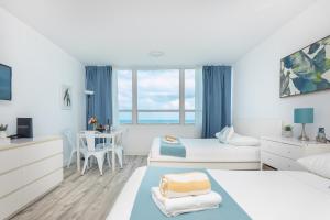 Televisyen dan/atau pusat hiburan di Girasole Rentals Suites