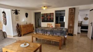 A seating area at Casa Caledonia - Appartement dans villa avec jardin arboré et piscine à 500 M de la mer Még 37 kép