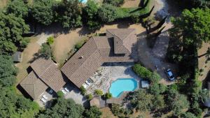 an aerial view of a house with a swimming pool at La Moucheliere Chambre d Hôtes in La Garde-Freinet