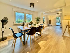 a living room with a dining table and chairs at CARICASA: Bielefeld Mitte in Bielefeld