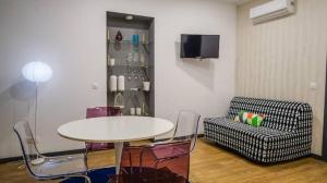 una sala de estar con una mesa y una silla en Cilio House, en Ponta Delgada