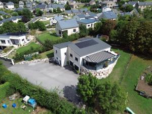 - une vue aérienne sur une maison avec une grande allée dans l'établissement spa de nage et jacuzzi à Séverac d'Aveyron, à Sévérac d' Aveyron