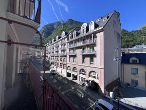 un groupe de bâtiments dans une rue urbaine dans l'établissement Appartement à Cauterets avec parking privé et coin montagne - FR-1-812-34, à Cauterets