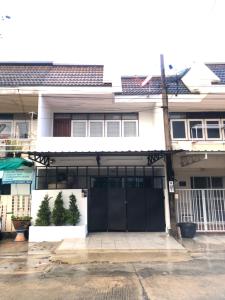 una casa blanca con un garaje negro en Breeze House Downtown Chatuchak, Lat Phrao, en Bangkok