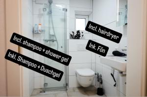 Baño con letreros negros en la pared de un aseo en Sepperls Stubn Apartment - PETS no extra cost - Bad Goisern - 24-hours Self check-in, en Bad Goisern 21 fotos más