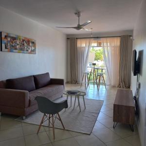 una sala de estar con un sofá y una mesa en Visitors homes, en Mombasa