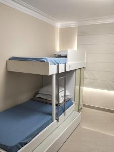 Ένα ή περισσότερα κρεβάτια σε δωμάτιο στο Cobertura com piscina em Bombinhas SC