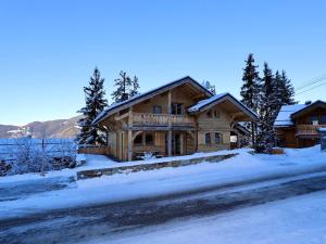 eine Blockhütte im Schnee mit einer Auffahrt in der Unterkunft Chalet cosy à Courchevel La Tania - Idéal pour familles et amis, ski aux pieds ! - FR-1-575-31 in Courchevel