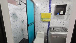 Bilik mandi di Departamento urbano L G +4 gambar