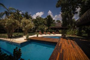 阿拉亚尔达茹达Villa Cozy的一座带木甲板的游泳池,位于一座房子旁边