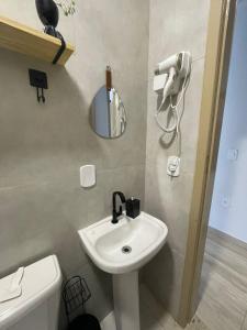 ブジオスにあるSweet House Búziosの洗面台とトイレ付きのバスルーム
