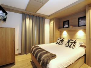 a bedroom with a large bed in a room at Appartement familial 3 chambres à Courchevel, parking et proche des pistes - FR-1-575-130 in Courchevel