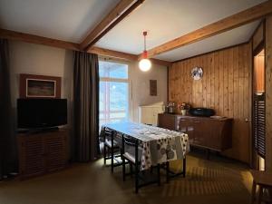 a dining room with a table with chairs and a television at Résidence Bero Bisto - maeva Home - Appartement 2 pièces 6 personnes - Confort MAE-1931 in La Mongie