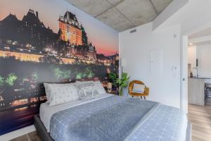 ein Schlafzimmer mit einem großen Wandbild einer Stadt in der Unterkunft L'Horizon Urbain, Centre Ville, Toit-Terrasse Gym in Québec