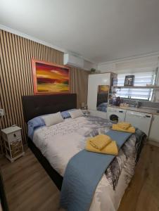 Posteľ alebo postele v izbe v ubytovaní Alicante Postiguet Studios