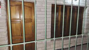 two wooden doors in a room with a brick wall at Departamento en el Centro de Mendoza, Parking Gratis, Check-in Autónomo in Mendoza