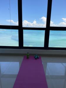 a room with a purple yoga mat in front of a window at Estudio con Increíble VISTA AL MAR de 1 a 4 huespedes in Porlamar