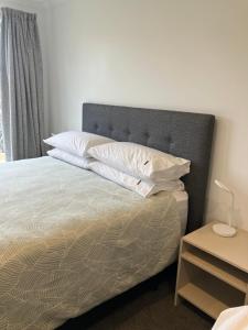 Postel nebo postele na pokoji v ubytování Tripinn Modern Motels & Affordable Accommodation