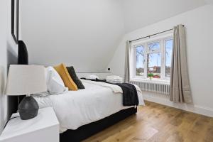 Ένα ή περισσότερα κρεβάτια σε δωμάτιο στο Beautiful Home, Free Parking For Large Groups Sleeps 10 Book Now!