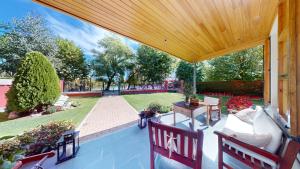 Vonkajšia záhrada v ubytovaní Apartaments Boutique la Torreta del Llac