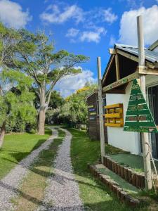 a path leading to a house with a christmas tree on it at Complejo Heliópolis in Piriápolis