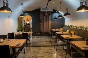 Reštaurácia alebo iné gastronomické zariadenie v ubytovaní Discover Krakow Apartments - 3 Rakowicka St - Classic Apartments near Main Station - Netflix