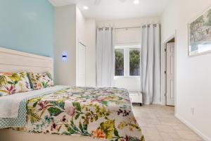 un dormitorio con una cama y una ventana en Little Latitude - Low Tide - Oceanfront Bungalow - 6618S, en New Smyrna Beach 22 fotos más