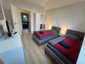 una camera da letto con due letti e una TV a schermo piatto di Ferienwohnung Sonnenschein Garten a Uelzen