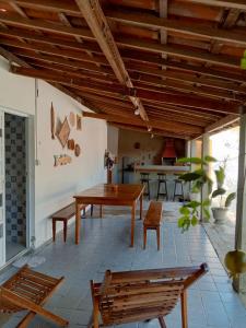 a living room with a wooden table and chairs at Casa do Sertão in Piranhas
