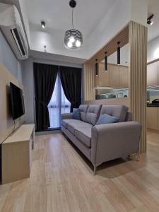 Χώρος καθιστικού στο REVO AURORA PLACE, Pavilion 2, 5 Minutes To AXIATA ARENA BUKIT JALIL FREE WIFI by De Harlequins Guesthouse
