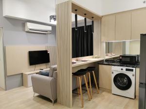 Η κουζίνα ή μικρή κουζίνα στο REVO AURORA PLACE, Pavilion 2, 5 Minutes To AXIATA ARENA BUKIT JALIL FREE WIFI by De Harlequins Guesthouse
