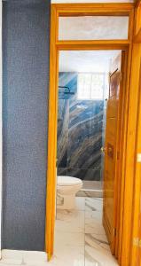 La salle de bains est pourvue de toilettes et d'une porte en verre. dans l'établissement Casa en ixtapa, cerca de playa linda!, à Barrio Nuevo