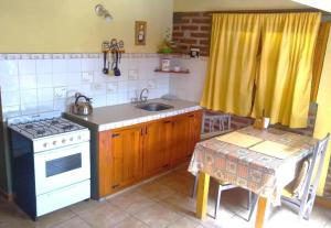 Η κουζίνα ή μικρή κουζίνα στο Cabaña LOW COST +4 φωτογραφίες