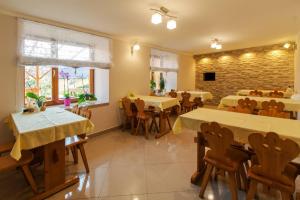 Et tv og/eller underholdning på Pokoje i Apartamenty U DRAGONKA Śniadania i Obiady