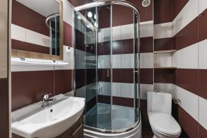 Et badeværelse på Pokoje i Apartamenty U DRAGONKA Śniadania i Obiady + 48 billeder