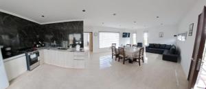 Una cocina y una sala de estar con mesa y sillas. en Mate 2, en Río Gallegos