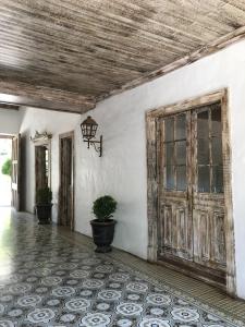 Habitación con puerta de madera y pared en Hotel Casa Silva, en San Fernando
