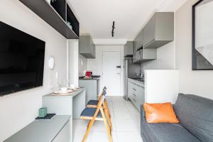 a small living room with a couch and a kitchen at Laguna 1809 - Seu espaço em SP in Sao Paulo +15 photos